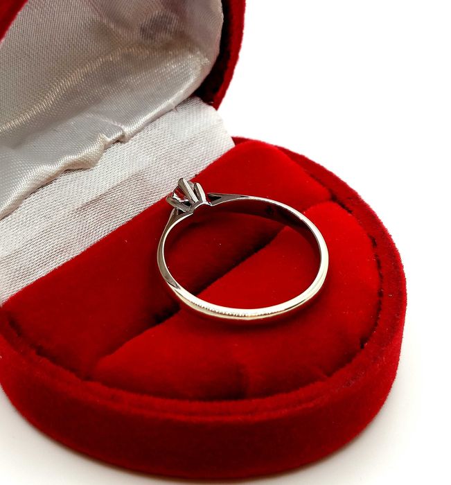 Złoty pierścionek z Brylantem 0,137 Pr.585 W:2,02gr Roz.15