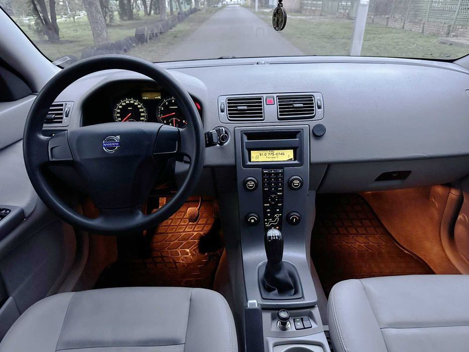 Volvo S40 в отличном состоянии (1,6 бензин, 2006 год)