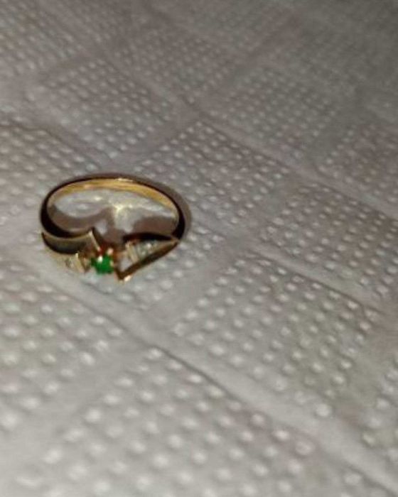 Золотое кольцо. Вес 2,1 грамм. Размер 17,5. Цена за 1 грамм -2800