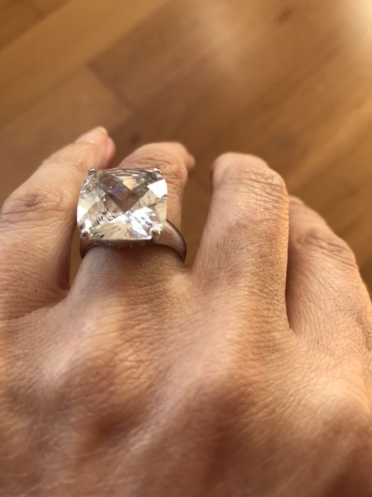 Anéis de aço e pedras