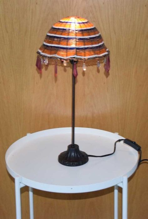 Candeeiro elétrico de mesa antigo, com abajur em missangas