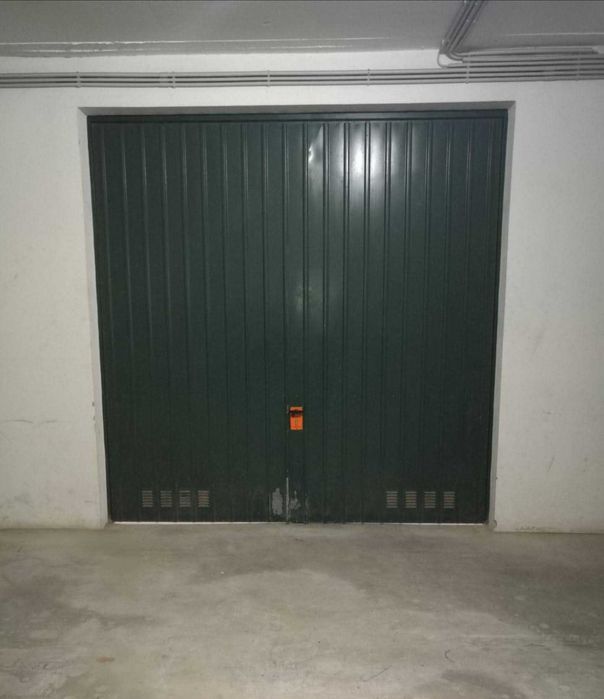 Aluga-se garagem privada/box fechada com 37 m², em Mafra, ideal para estacionamento, arrumos, armazenamento ou pequeno armazém.