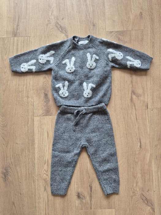 Zestaw zajączek ZARA
Góra ma rozmiar 80, a spodnie 86.