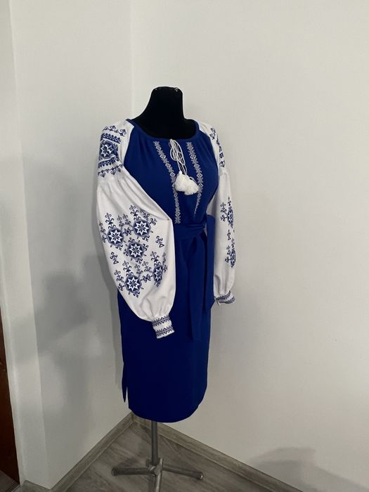 Модні вишиті сукні