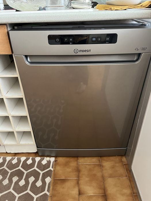 Máquina de Lavar Loiça Indesit Inox  - como nova