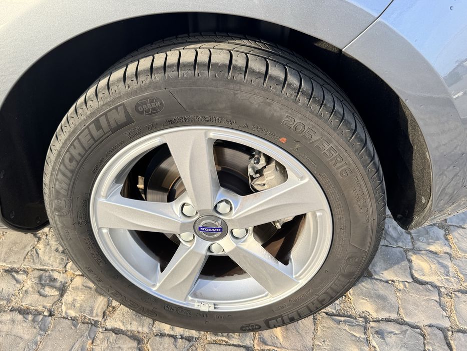 Volvo V40 D2 com 25 mil km