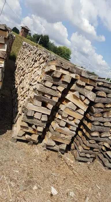 Pocięte i połupane drewno kominkowe / opałowe - Układane