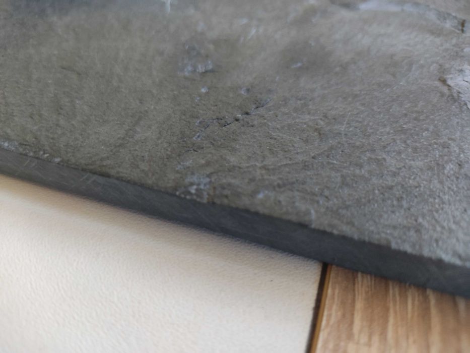 Tábua de queijo [em pedra natural irregular gris oriental e 2 facas]