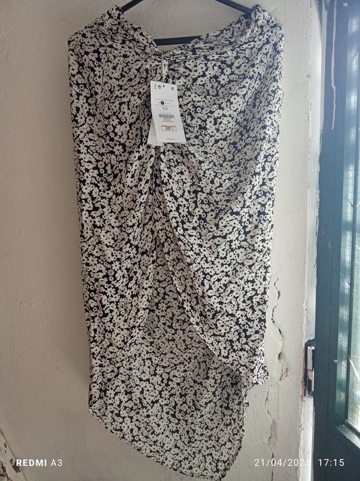 Saia da Bershka com etiqueta