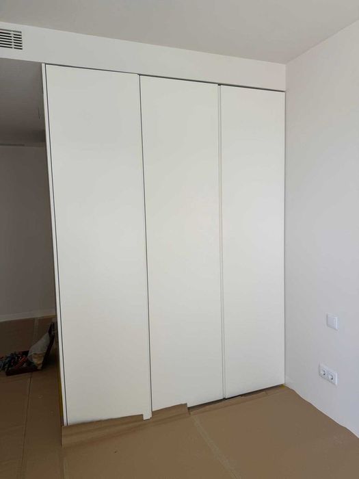 Vendo roupeiros embutidos / por medida – novos – 2,40m altura