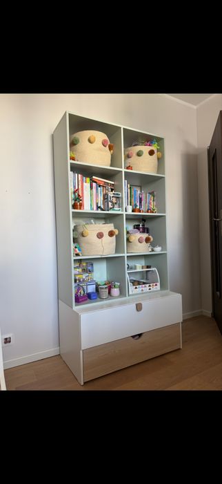 Regał VOX z wysuwaną szufladą na kółkach.