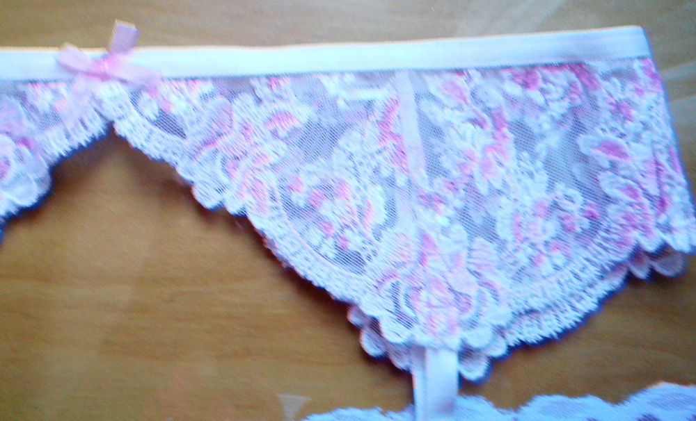 Pas do pończoch, koronkowy biało-różowy, obwód 72-90 cm