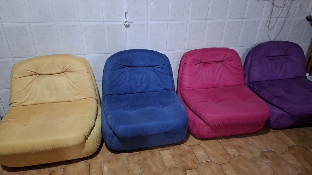 Sofás individuais coloridos