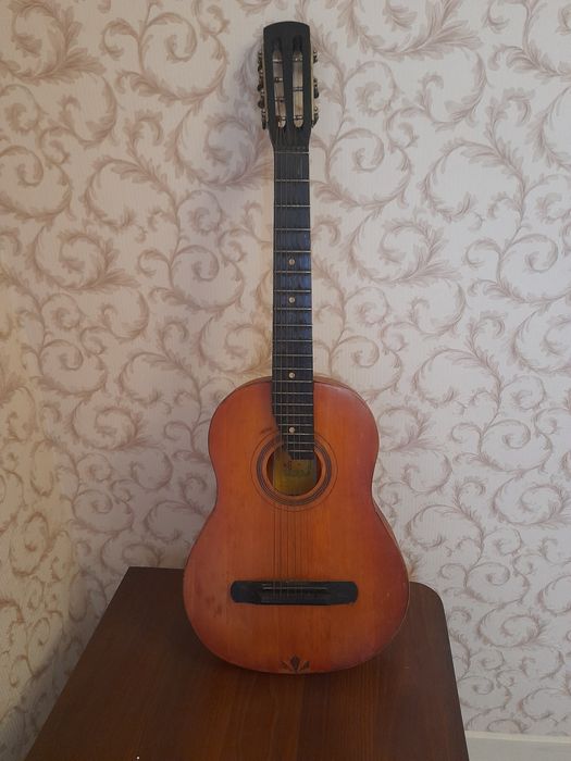Продам старинную гитару.