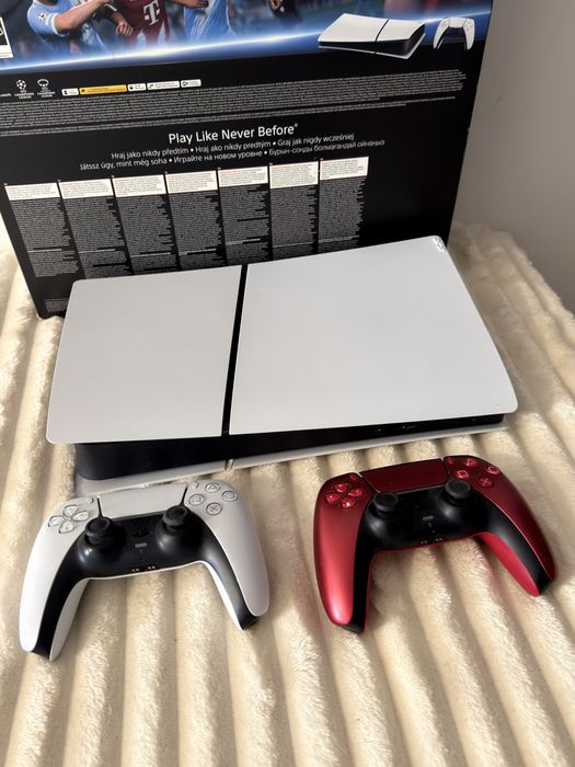 PlayStation5 + dwa pady (biały i czerwony)