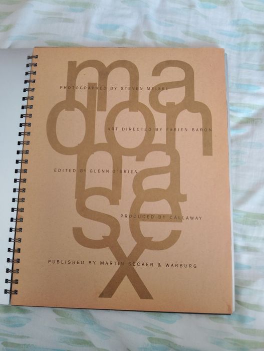 Livro metálico Madonna
