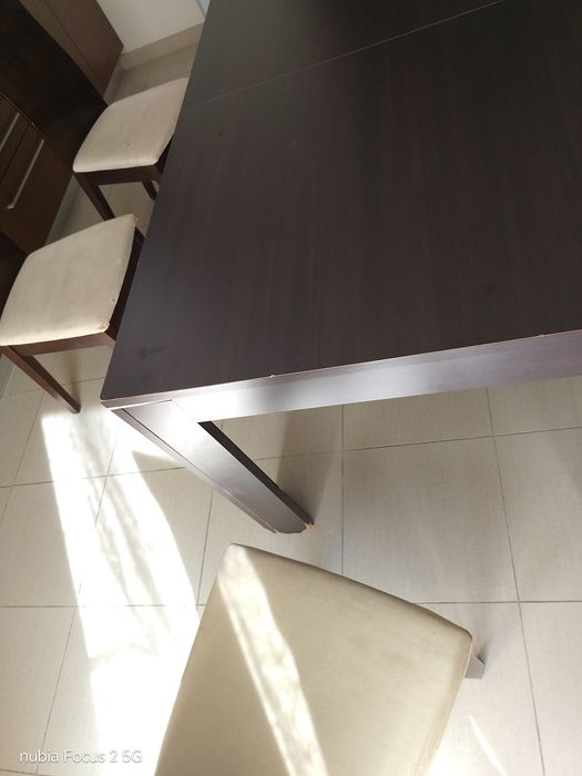 Mesa de refeicoes  extencivel com 6 cadeiras.