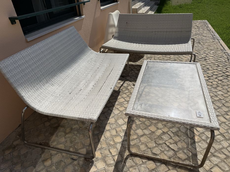 Sofãs e mesa de jardim exterior