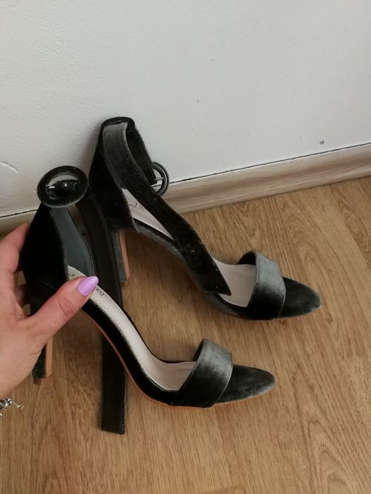 Nowe welurowe obcasy Khaki r. 38