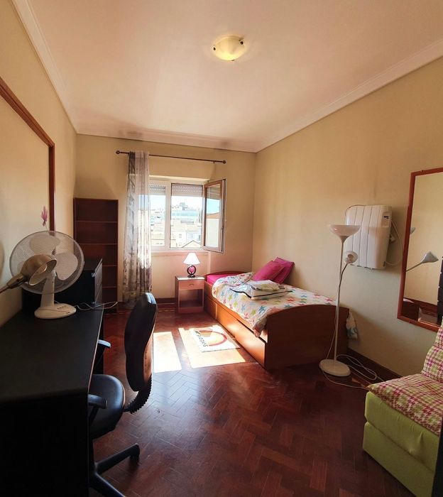 Quarto ao Campo Pequeno, (rua de Entrecampos) espaçoso, todos os transportes a 200m