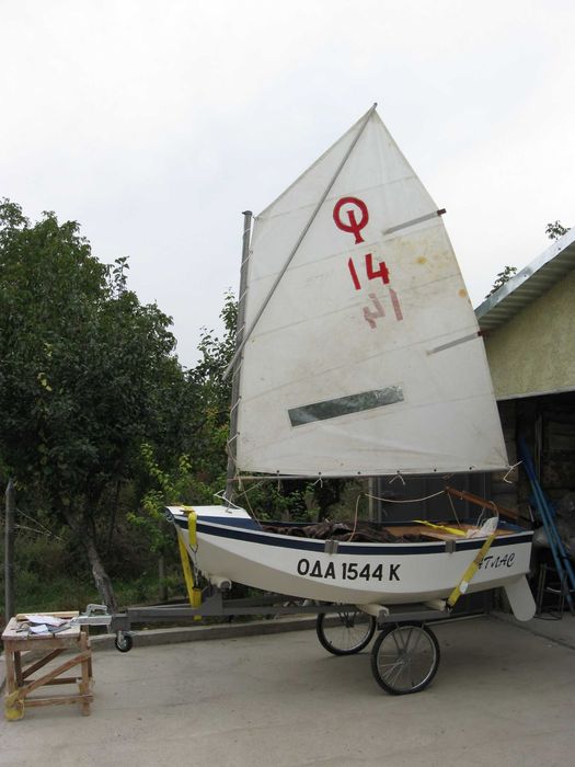 Продам небольшую лодку-швертбот.