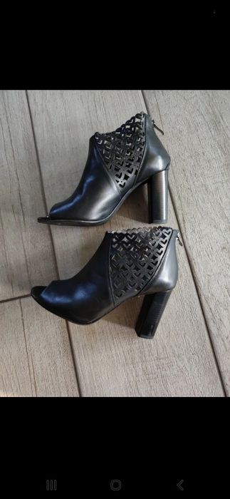 Eleganckie buty na słupku