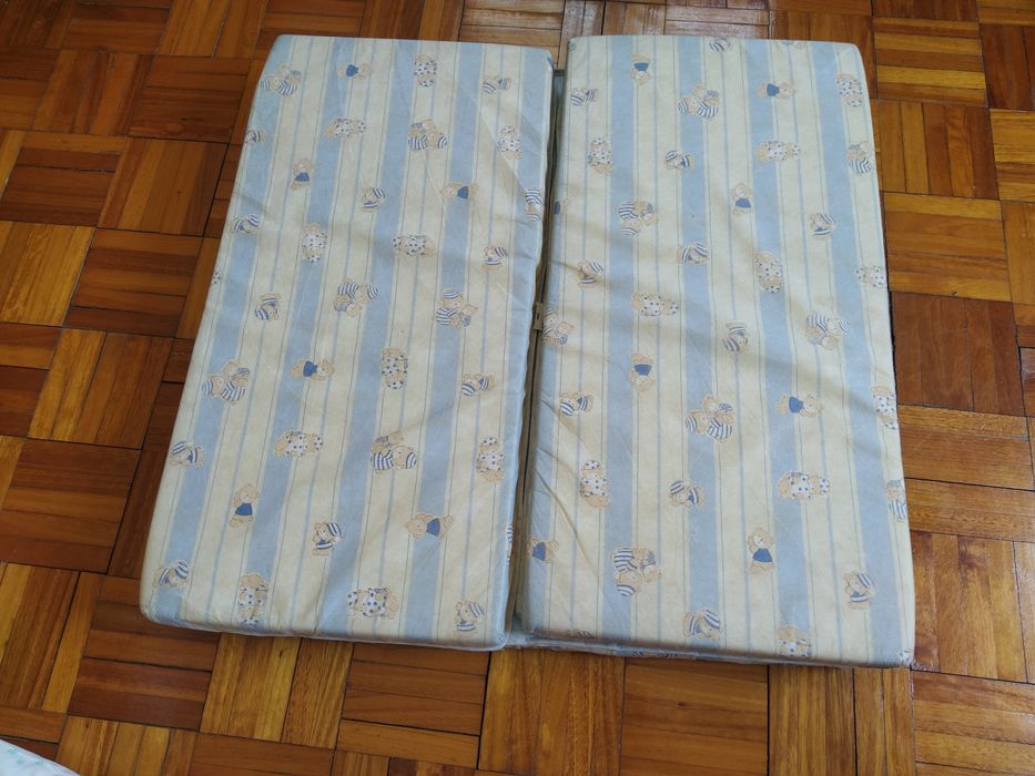 Conjunto de bébé. Colchao de berco e fraldario