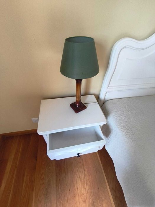 Quarto Completo em Madeira Maciça – Cama, Cómoda, Mesas de Cabeceira e Candeeiros