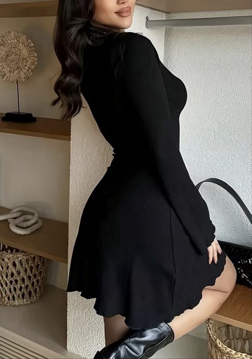 Чорна сукня-міні з V-подібним вирізом