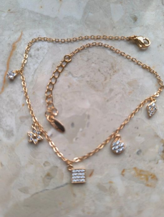 Bransoletka na kostkę z zawieszkami