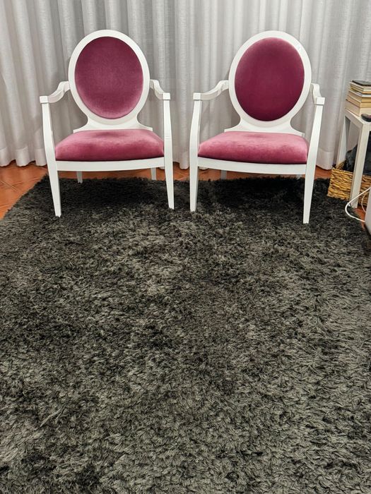 Sala de estar Com sofás, cadeirões, espelho, quadro e carpetes