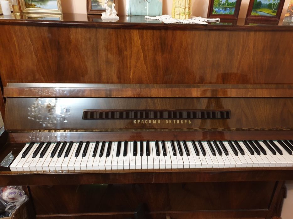 Пианино Красный октябрь