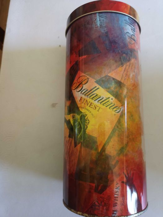 Caixas de lata não muito antigas