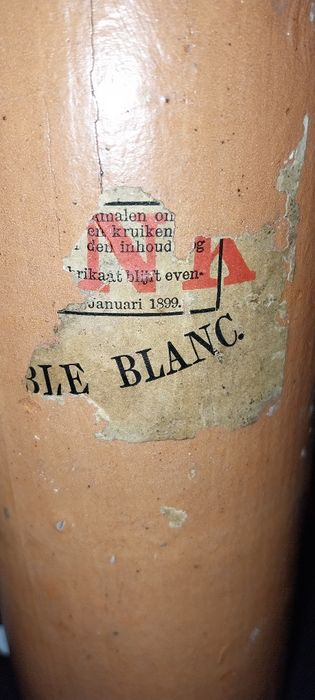 Garrafa antiga de gin em barro