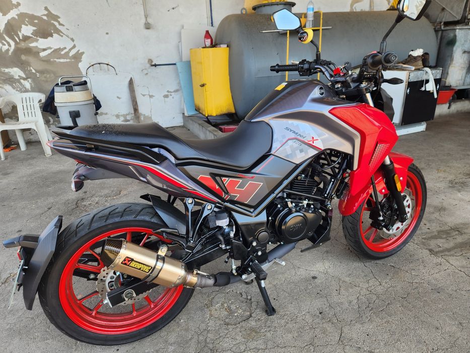 Vendo moto muinto bem estimado com  3000km