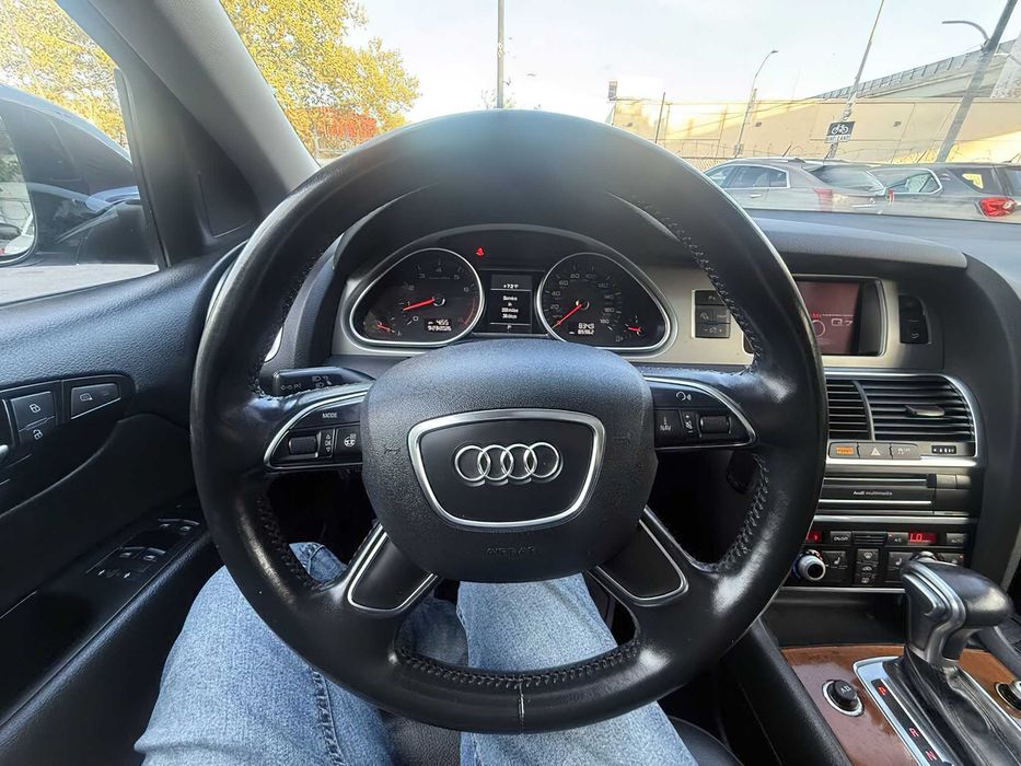 Audi Q7      2015