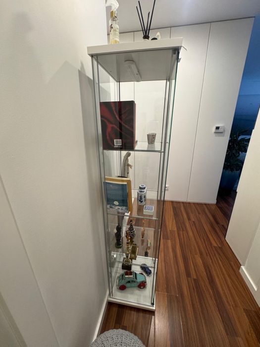 Vitrine em vidro com prateleiras e iluminação