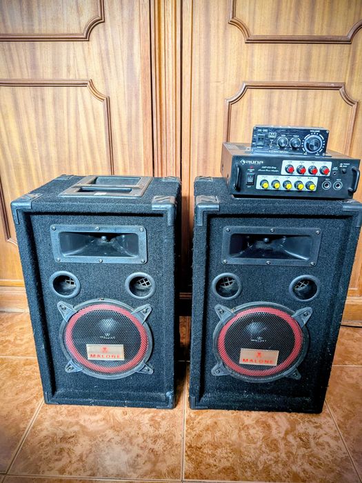 Par de colunas com amplificador