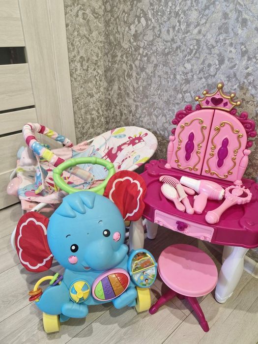 Крісло-гойдалка,заколихуючий центр,ходунки,трюмо для дівчинки,столик