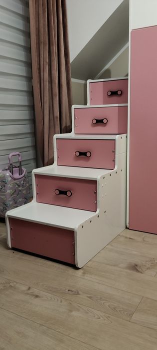 Łózko piętrowe ze schodkami