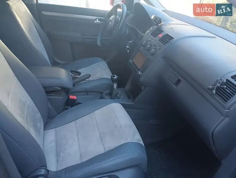 Автомобіль фольцваген туран