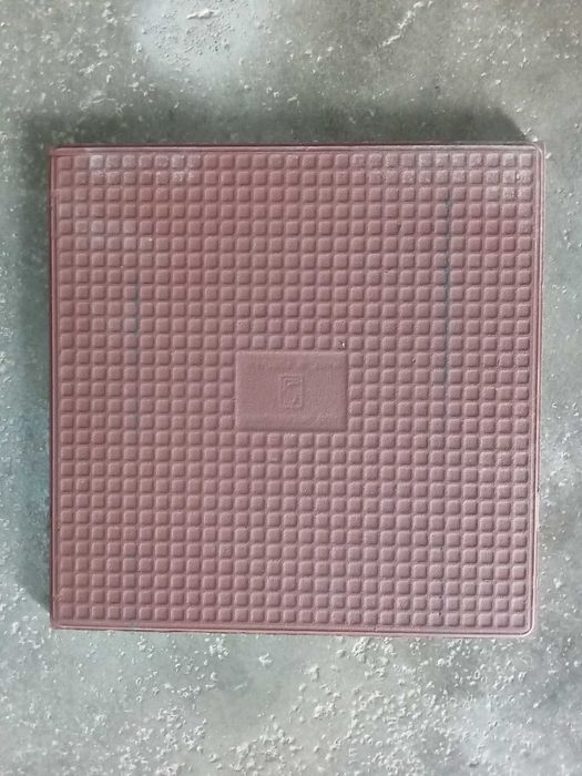 Mosaicos azuis, de   20x20 e  11 Mosaicos vermelhos, com 32x32 cms