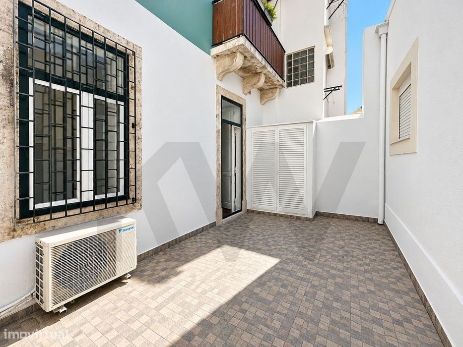 Apartamento T2 Renovado com Terraço de 20 m2 | Penha de França | Lisbo