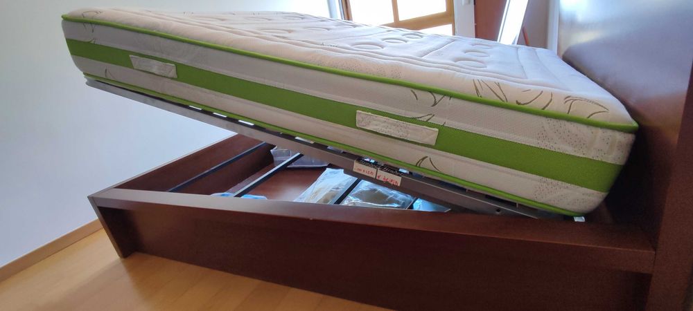 Cama de Casal em Madeira | Excelente estado | Oferta colchão