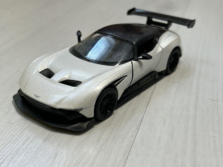Aston Martin Vilcan 1/38 машина Kinsmart
