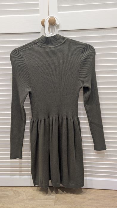 Dzianinowa sukienka khaki pół-golf Primark S
