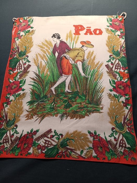 4 sacos de pão com cerca de 70 anos