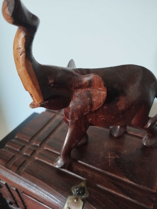 Estatueta de Elefante em Madeira Maciça