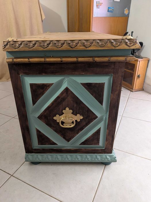 Bau de Madeira mobiliario restaurado.  Uma bela arca e bonita peça de decoração.
