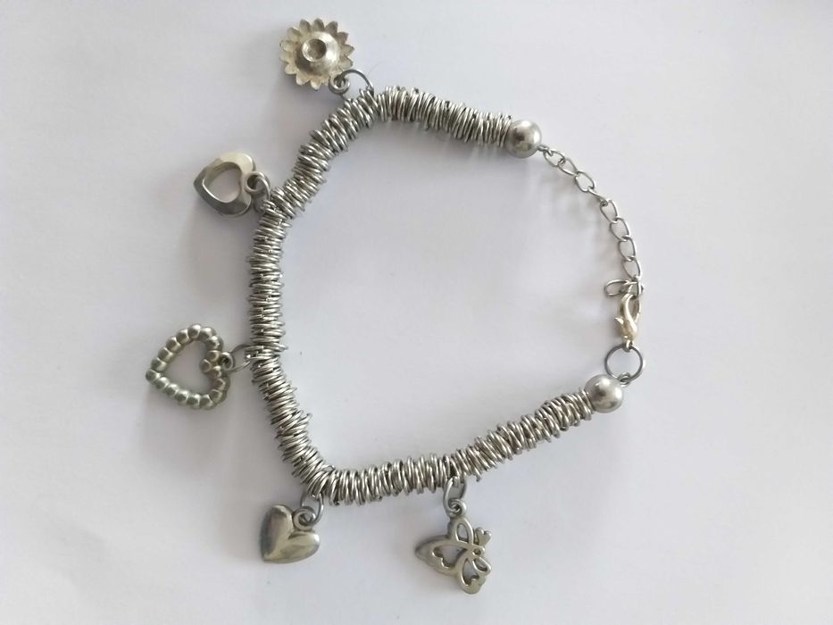 Pulseira metálica ajustável com vários pendentes